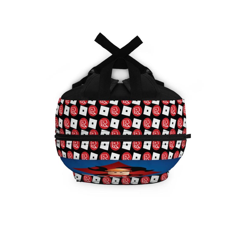 Pu&ograve; includere: Zaino nero con un motivo rosso e bianco del logo Roblox. La parte anteriore dello zaino ha uno sfondo blu con un personaggio Roblox.