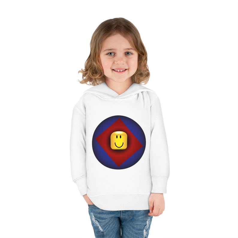 K&ouml;nnte beinhalten: Wei&szlig;er Kapuzenpullover mit einem blauen und roten Kreis-Motiv, das ein gelbes Smiley-Gesicht zeigt. Das Motiv ist eine stilisierte Darstellung einer beliebten Online-Gaming-Plattform.