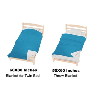Peut inclure: Deux lits avec des couvertures bleues. Le lit de gauche est un lit simple avec une couverture de 152x203 cm. Le lit de droite est un lit plus petit avec une couverture de 127x152 cm. Le texte "Blanket for Twin Bed" est sous le lit de gauche et "Throw Blanket" est sous le lit de droite.