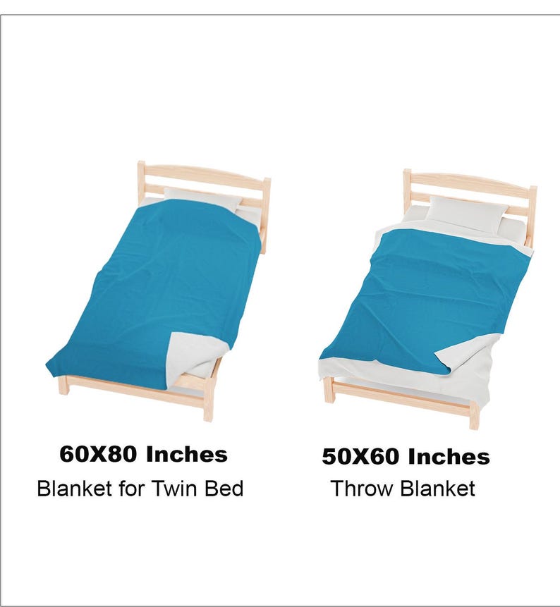 Peut inclure: Deux lits avec des couvertures bleues. Le lit de gauche est un lit simple avec une couverture de 152x203 cm. Le lit de droite est un lit plus petit avec une couverture de 127x152 cm. Le texte "Blanket for Twin Bed" est sous le lit de gauche et "Throw Blanket" est sous le lit de droite.