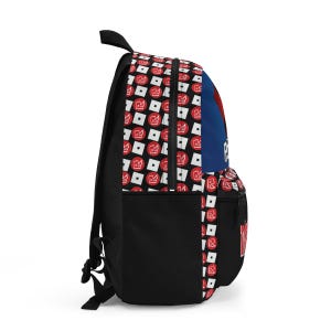Pu&ograve; includere: Zaino nero con un motivo a scacchi rosso e bianco con il logo di Roblox. Lo zaino ha un pannello blu e rosso con la parola "Roblox" su di esso.