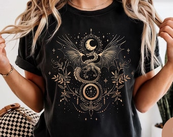 Himmlischen Drachen und Mond Phase T-Shirt | Witchy Boho Sonne & Mond T-Shirt mit Blumenmuster - Golden Dragon und Crystal Occult Shirt
