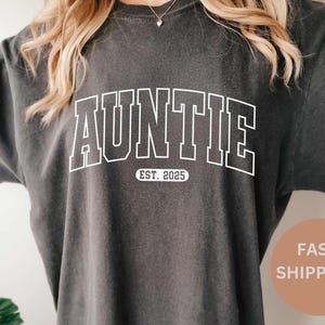 Koszulka Comfort Colors® Auntie EST 2025 – Cool Aunts Club Tee, Nowa koszulka Auntie, Koszulka z informacją o ciąży, Prezent dla przyszłej cioci
