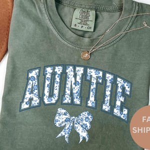 Comfort Colors® Coquette Bow Auntie T-Shirt, Coquette Blue Bow Shirt, Floral Auntie T-Shirt, Prezent na Dzień Matki, Koszulka Auntie, Prezent dla nowej mamy