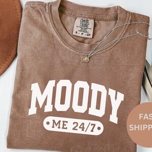 Camiseta Comfort Colors® About Moody Me 24/7: camiseta Moody Mee, camiseta de cumpleaños, camiseta de estado de ánimo, camiseta de cumpleaños de mamá, camiseta estética para mujer