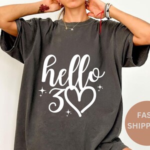 Koszulka Comfort Colors® Hello 30 Heart – koszulka na 30 urodziny, koszulka na trzydzieste urodziny, koszulka na wycieczkę urodzinową, pomysł na prezent na 30 urodziny