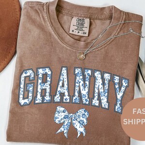Comfort Colors® Coquette Bow Grandma T-Shirt, Coquette Blue Bow Shirt, Floral Grandma T-Shirt, Prezent na Dzień Matki, Koszulka dla babci, Prezent dla nowej mamy