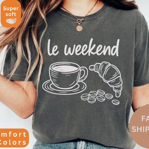 Koszula weekendowa Comfort Colors®, koszulka z nadrukiem kawy, koszulka z croissantem, koszulka francuska, koszulka weekendowa, grafika retro, estetyka vintage, Le Weekend