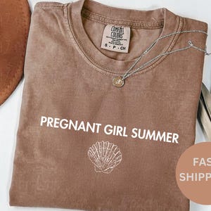 Comfort Colors® Koszulka ciążowa na lato - Uroczy T-shirt z informacją o narodzinach dziecka, Top na sesję zdjęciową ciążową, Baby Shower, Koszulka ciążowa „Girl Mama”