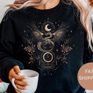 Hemelse Draak en Maanfase T-shirt | Witchy Boho Sun & Moon T-shirt met bloemdessin - occult shirt gouden draak en kristal