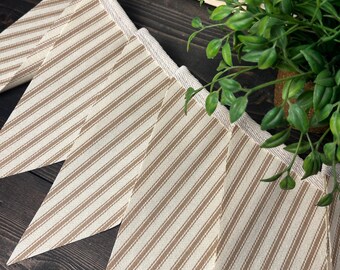 Ghirlanda di bandierine a righe bianche e beige, bandierine in tessuto, decorazione primitiva, decorazione autunnale, fatta a mano, lunghezza personalizzata