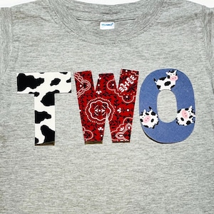 牛の誕生日シャツ、農場パーティーTシャツ、農場プリント、赤いバンダナ、男の子、女の子、2歳、手作り、縫い付けられた布の文字、カスタム番号