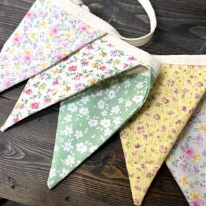 Bandierine con fiori primaverili, striscioni in tessuto fatti a mano, decorazioni in stile fattoria, fiori vintage, fiori selvatici del bosco, Liberty of London