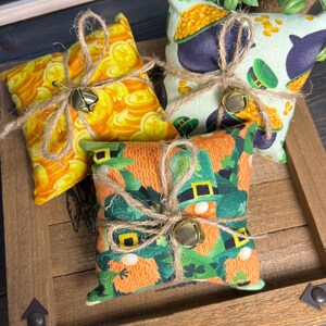 Mini almohadas del Día de San Patricio, duendes y ollas de oro, relleno para cestas de masa, decoración de bandeja escalonada, decoración de peluche, juego de 3