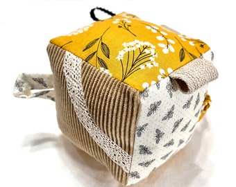 Cube sensoriel pour bébé, cube d'activités en tissu, cadeau de naissance pour fille, Montessori, fait main, anneau de dentition, abeilles, fleurs sauvages, jaune moutarde