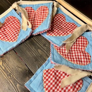Striscione a forma di cuore di San Valentino vintage, ghirlanda a forma di cuore realizzata con trapunta riciclata, decorazione per camino, decorazioni fatte a mano, quadretti rossi, blu, bianco, marrone chiaro