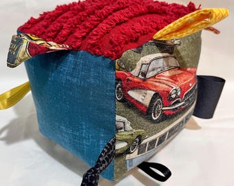 Bloc sensoriel voitures vintage, cube d'activités en tissu, cadeau de baby shower pour garçons, Montessori, anneau de dentition, poussette pour tout-petit, décoration pour chambre d'enfant