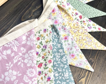 Guirnalda de banderines con estampado floral primaveral, banderín de tela hecho a mano, decoración rústica de granja, flores vintage, flores silvestres del bosque, Liberty of London