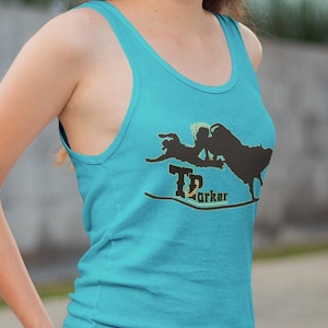 Op de afbeelding: Een turquoise tanktop met een zwart silhouet van een persoon die een motorfiets rijdt met de tekst "T. Parker" eronder.