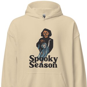 Gruselige Saison, Frontdruck, Unisex Hoodie, Skelett und Geist Hoodie, Halloween-Liebhaber Geschenk, Vintage Halloween Hoodie