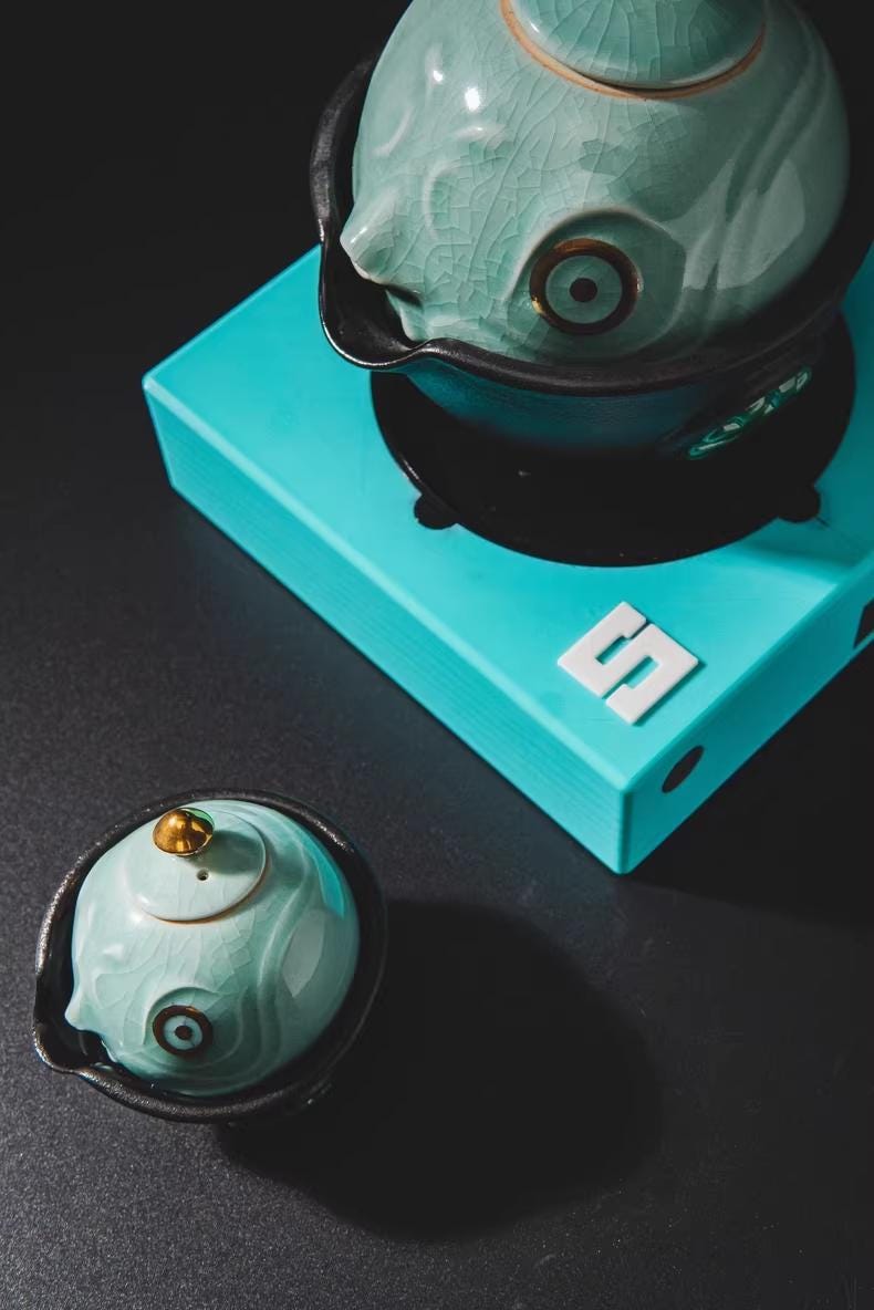 青衣 Wエンジン超リアルレプリカ ― 景徳鎮「氷翡翠」磁器急須＆金彩