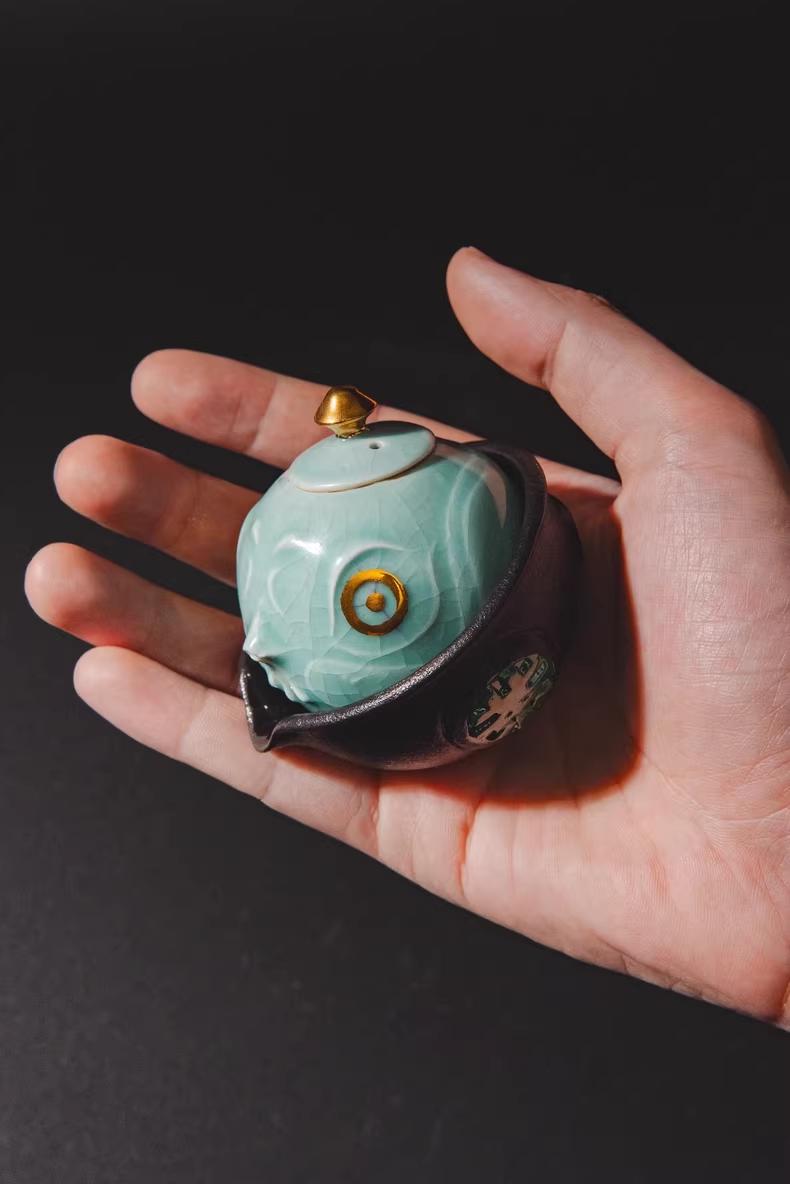 青衣 Wエンジン超リアルレプリカ ― 景徳鎮「氷翡翠」磁器急須＆金彩