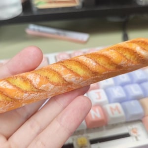 Kasane Teto Baguette Keycap – Resin Bread Keycap för mekaniskt tangentbord | Teto-inspirerat hantverksmässigt tangentbord