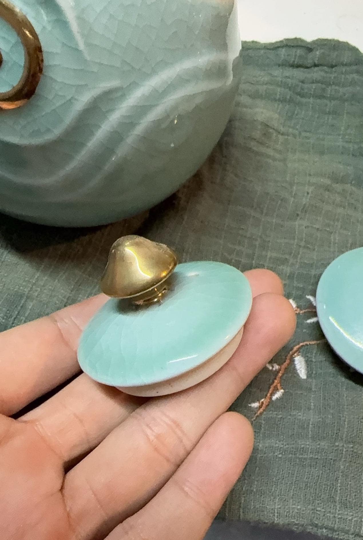 青衣 Wエンジン超リアルレプリカ ― 景徳鎮「氷翡翠」磁器急須＆金彩