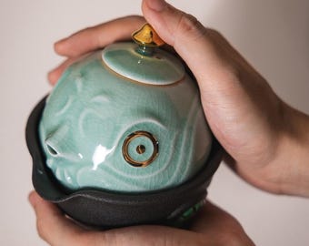 青衣 Wエンジン超リアルレプリカ ― 景徳鎮「氷翡翠」磁器急須＆金彩