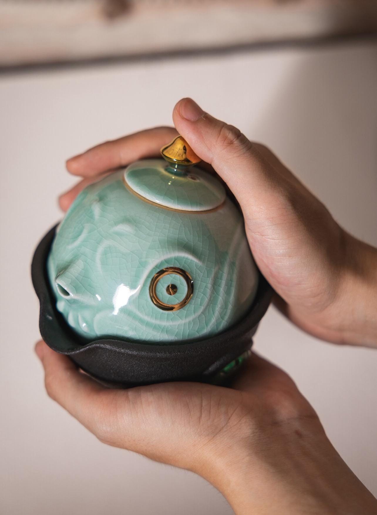 青衣 Wエンジン超リアルレプリカ ― 景徳鎮「氷翡翠」磁器急須＆金彩