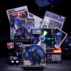 Puede incluir: Colección de merchandising de anime con un personaje de pelo azul. Incluye un CD, DVD y varias tarjetas y materiales promocionales. El texto en los artículos incluye "NEW ERIOU", "RECORD AGENT" y "KRAMPUS COMPLIANCE AUTHORITY".
