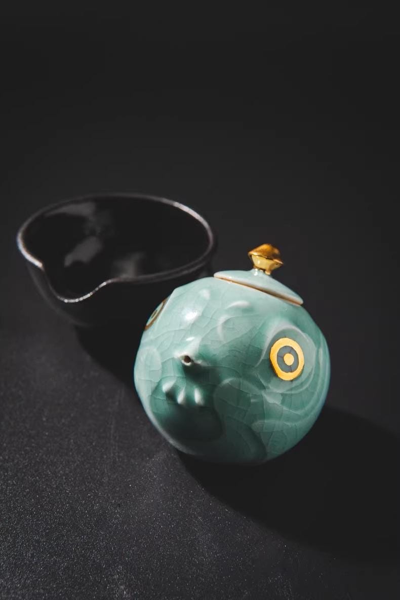 青衣 Wエンジン超リアルレプリカ ― 景徳鎮「氷翡翠」磁器急須＆金彩