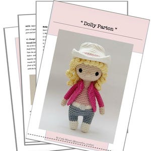 Peut inclure: Un document de mod&egrave;le de poup&eacute;e au crochet intitul&eacute; Dolly Parton pr&eacute;sentant une poup&eacute;e amigurumi faite main avec des cheveux blonds boucl&eacute;s, un chapeau de cow-boy blanc, une veste rose vif, un haut rose clair, un pantalon gris et des bottes blanches.