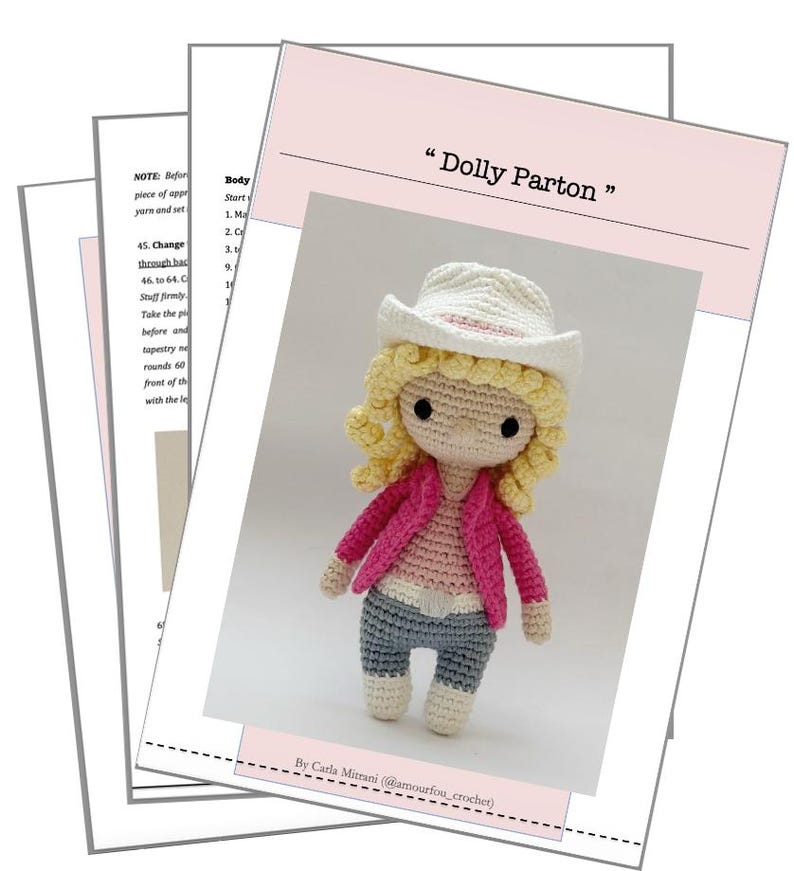 Peut inclure: Un document de mod&egrave;le de poup&eacute;e au crochet intitul&eacute; Dolly Parton pr&eacute;sentant une poup&eacute;e amigurumi faite main avec des cheveux blonds boucl&eacute;s, un chapeau de cow-boy blanc, une veste rose vif, un haut rose clair, un pantalon gris et des bottes blanches.