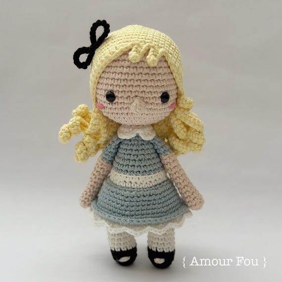 crochet alice in wonderland dress alice in wonderland Pattern from Alice @greenfrog.crochet White rabbit pattern @anamariacraft Materials Yarn @hobbylobby Crochet hook 2.25m @cloverusa Poly-fill @fairfieldworld #aliceinwonderland #thewhiterabbit #aliceinwonderlandamigurumi