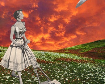 Lámina artística enmarcada con collage surrealista de una mujer cortando el césped en un prado, estilo años 50.