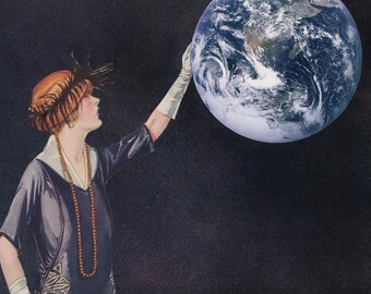 Arte surrealista de collage de la Tierra, la Luna y el espacio de la moda de los años 30. Lámina enmarcada con paspartú.