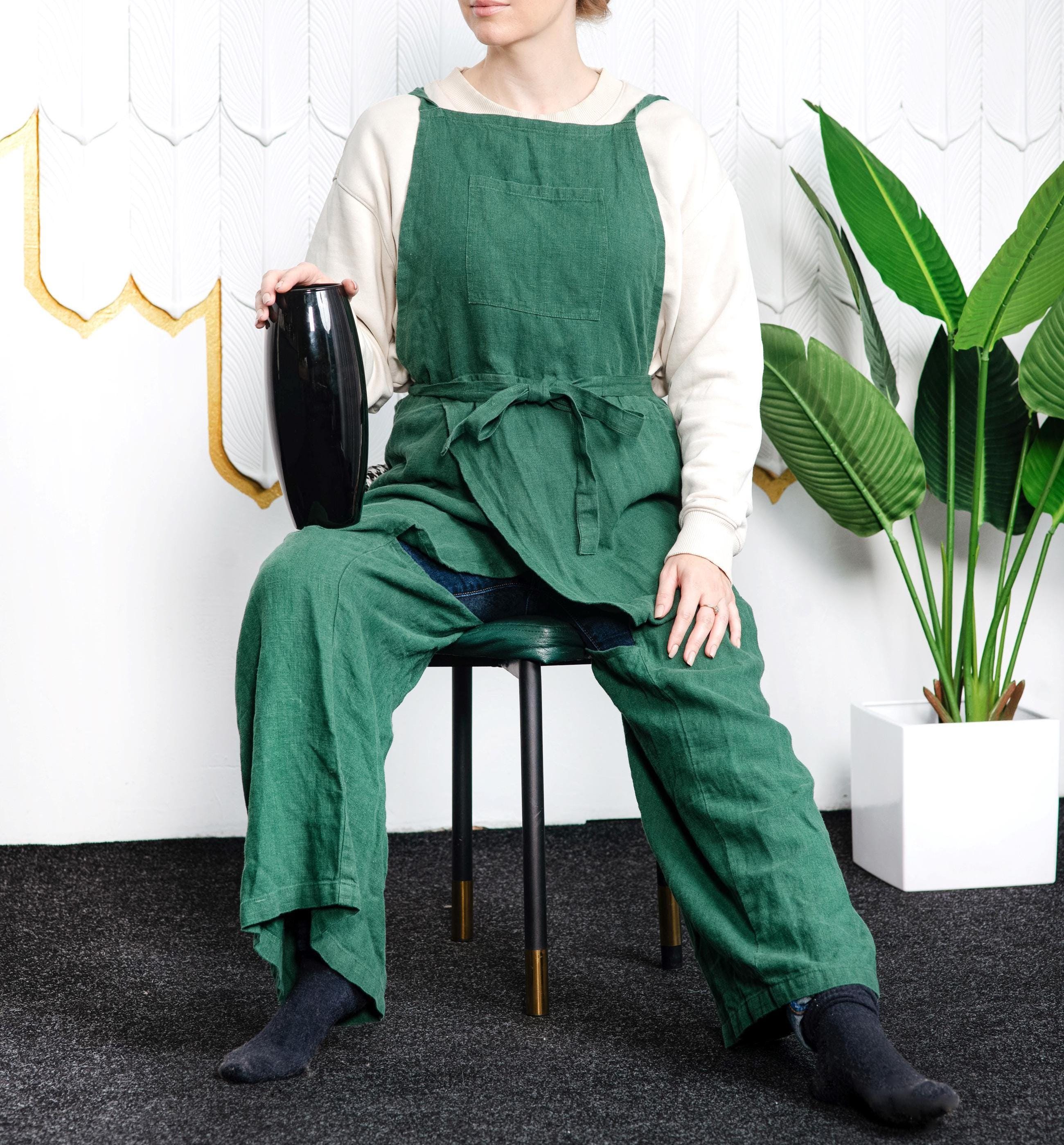 Linen split leg apron for pottery apron for women and men. Heavy linen pottery apron, smock apron with pockets. Workshop apron craft apron