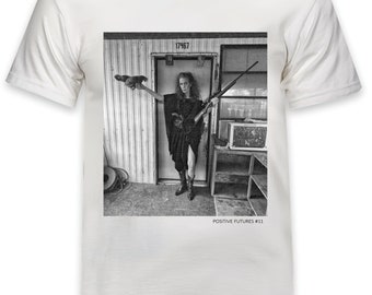 Positive Futures #11 T-Shirt – Frau mit Huhn und Pistole in den USA