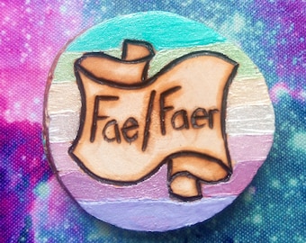 Irisierender Fae/Faer Pronomen Pin: Holzabzeichen mit einer farbigen Flagge