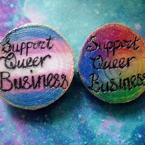Queerföretag, queerägt, transägt, trämärke, stöd småföretag, queernål, queer pride, regnbågsmärke, handla litet, transflaggnål