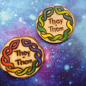 Pin de nudo celta arcoíris: insignia de madera pirograbada