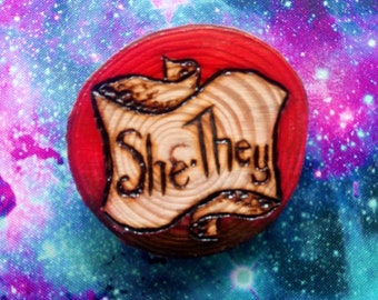 Épinglette de pronom en bois personnalisée : badge fait main pyrogravé