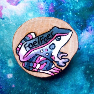 Épinglette de pronom grenouille, drapeau de la fierté de la grenouille, épinglette de grenouille trans, pronom personnalisé pin frog, appartenant à une personne trans, épingle goblincore, crowcore, badge cottagecore