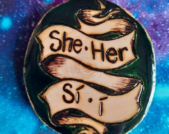 Irish Pronoun Pin, Bilingual Pronoun, Suaitheantais Forainm, emerald green pin, irish language gift, gaeilge pin, large pronoun pin for work