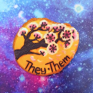 Kirschblüten Pronomen Pin: Pyrographierter Holzanhänger