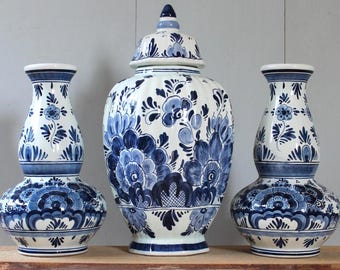 Delfts Holland Handpainted cabinet set / vases / lidded vase