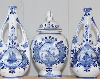 DELFT Blue vases / Cabinet set