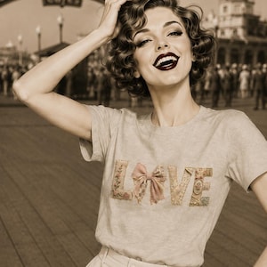 Liefdespatchworkshirt, boho-shirt met strik, Valentijnscadeau voor haar, top met bloemenpatchletters, romantisch T-shirt voor dames, shirt met geborduurde liefdeslook