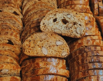 Feqqas, handgemachte Fekkas mit Mandeln und Sesam, knusprige, marokkanische Kekse, Süßigkeiten, leckere, traditionelle Kekse, Süßigkeiten